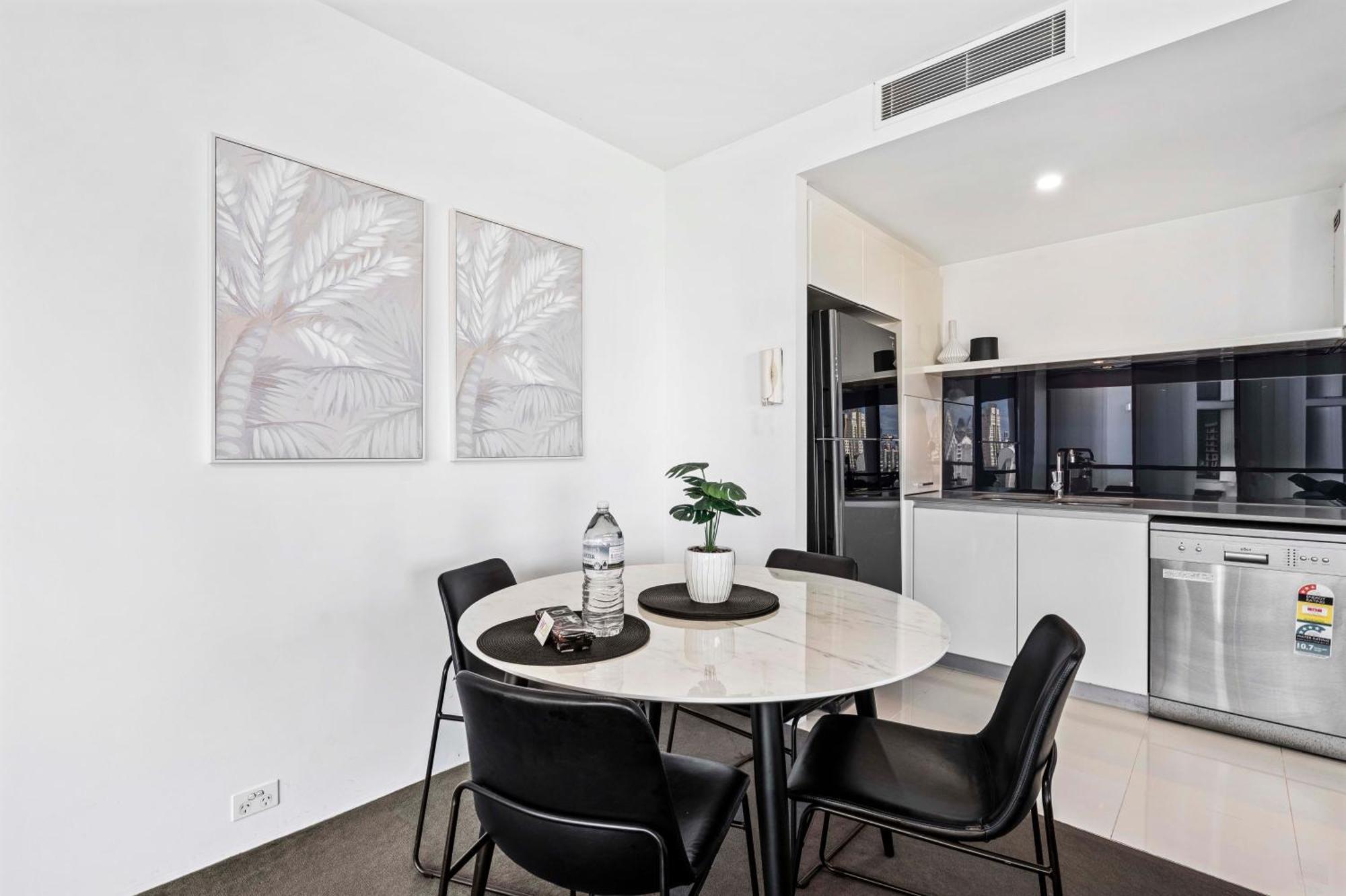Self-contained At Circle On Cavill - Privately Managed - Wow Apartment *