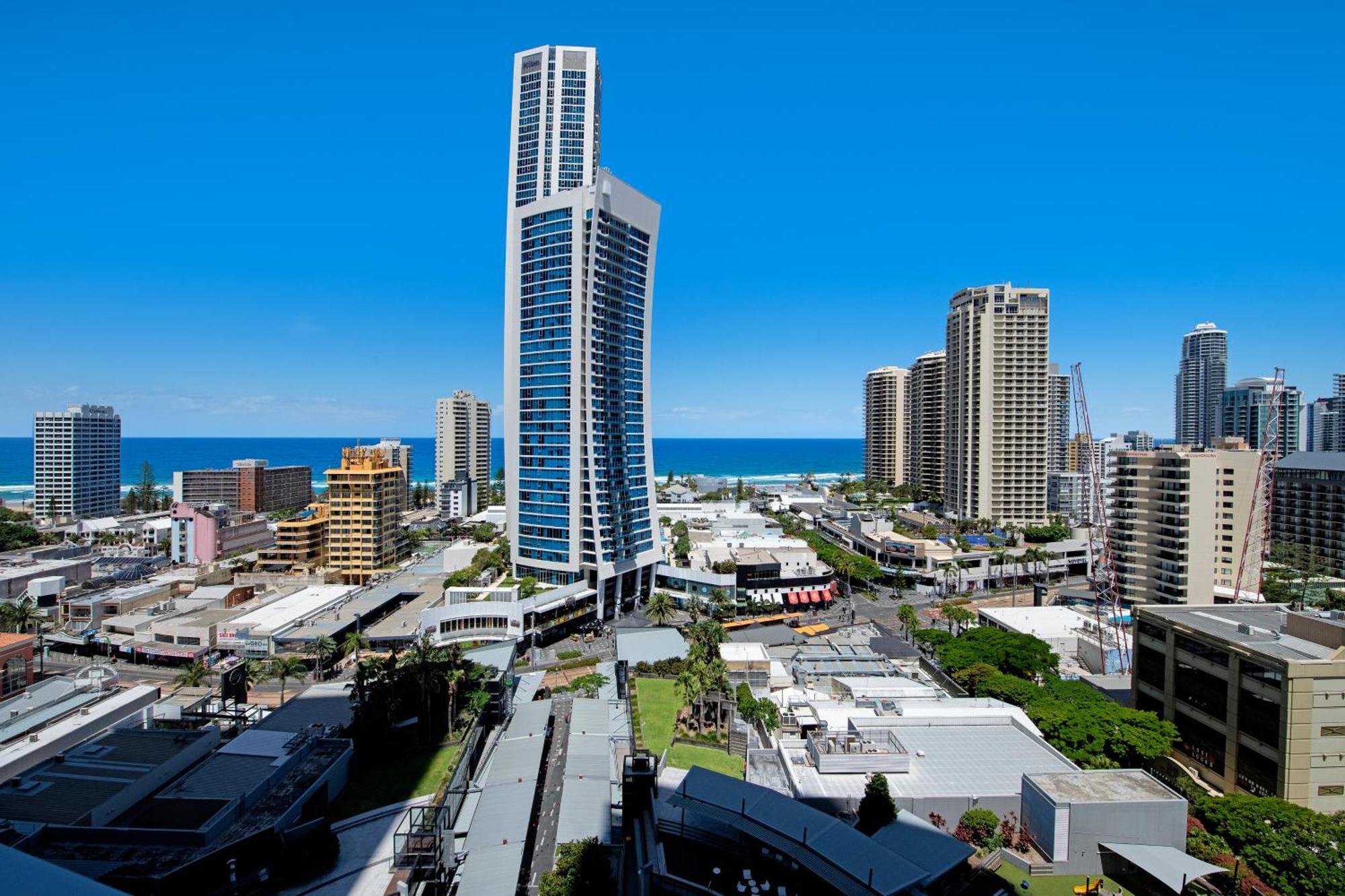 Self-contained At Circle On Cavill - Privately Managed - Wow *
