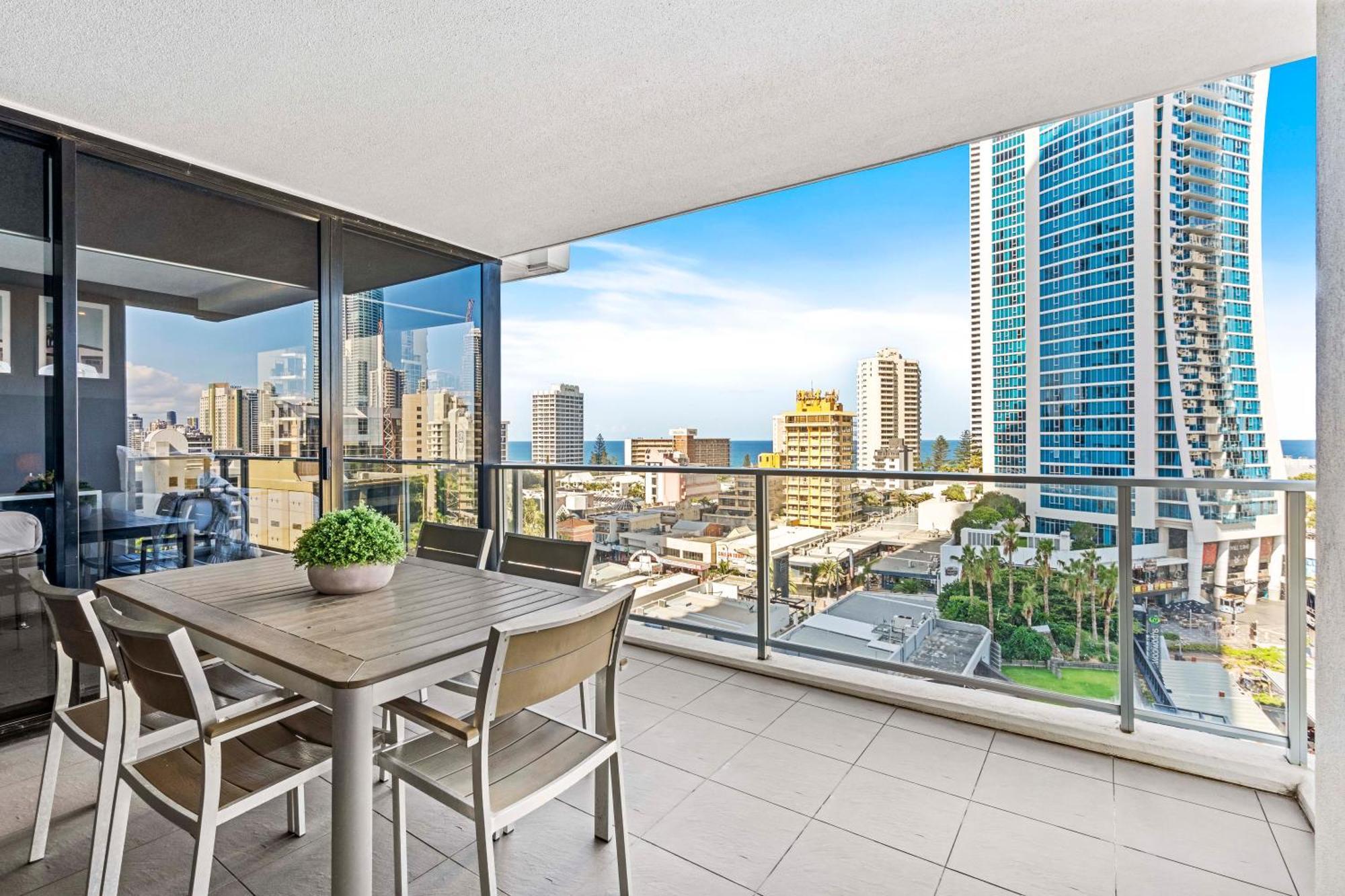 Self-contained At Circle On Cavill - Privately Managed - Wow Apartment *