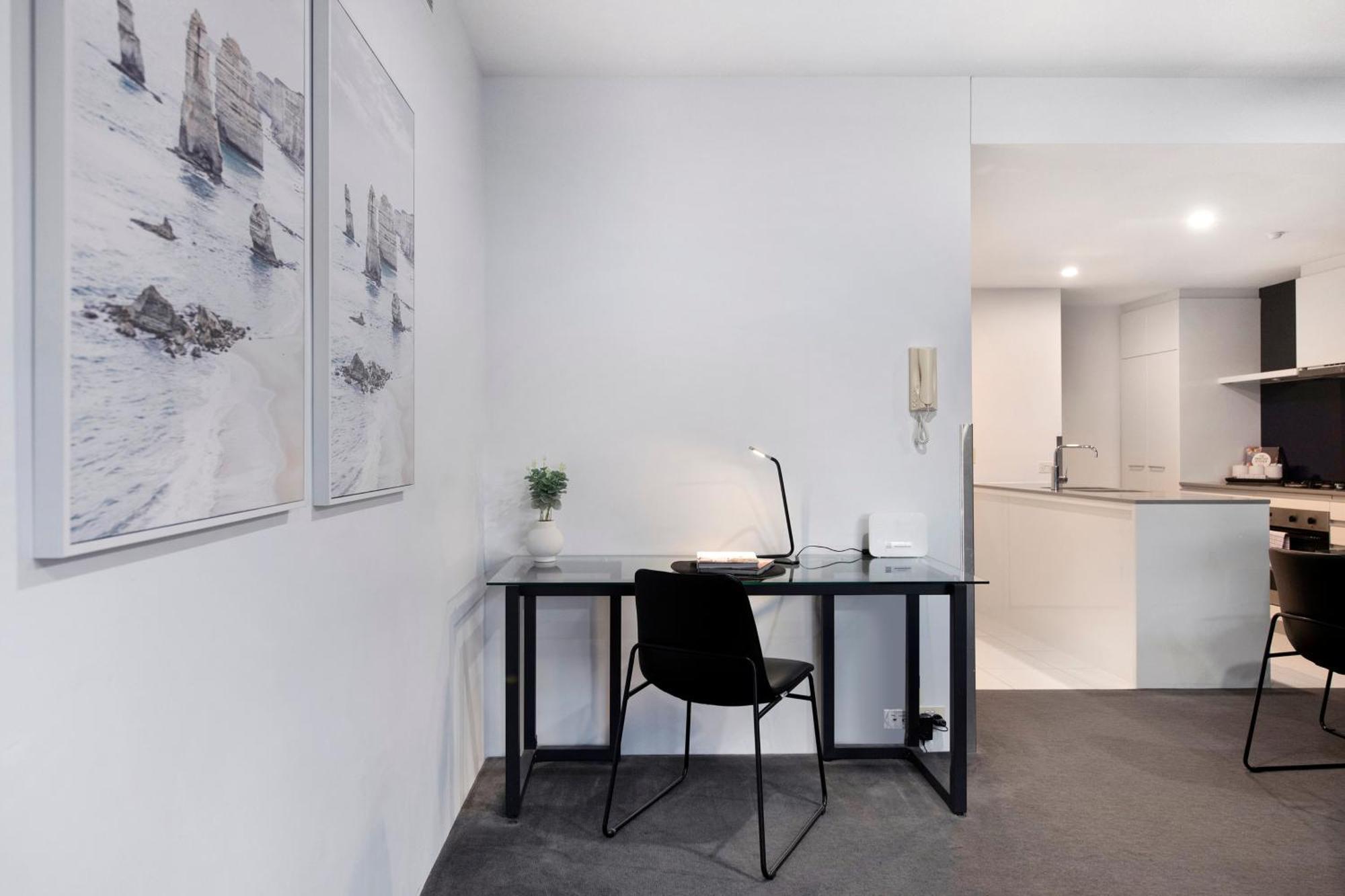 Apartment Self-contained At Circle On Cavill - Privately Managed - Wow *