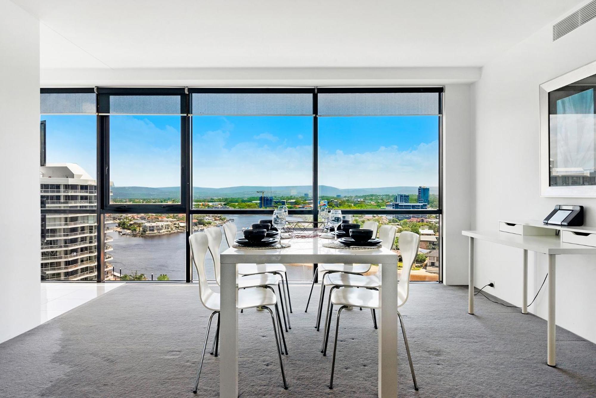 Self-contained At Circle On Cavill - Privately Managed - Wow *