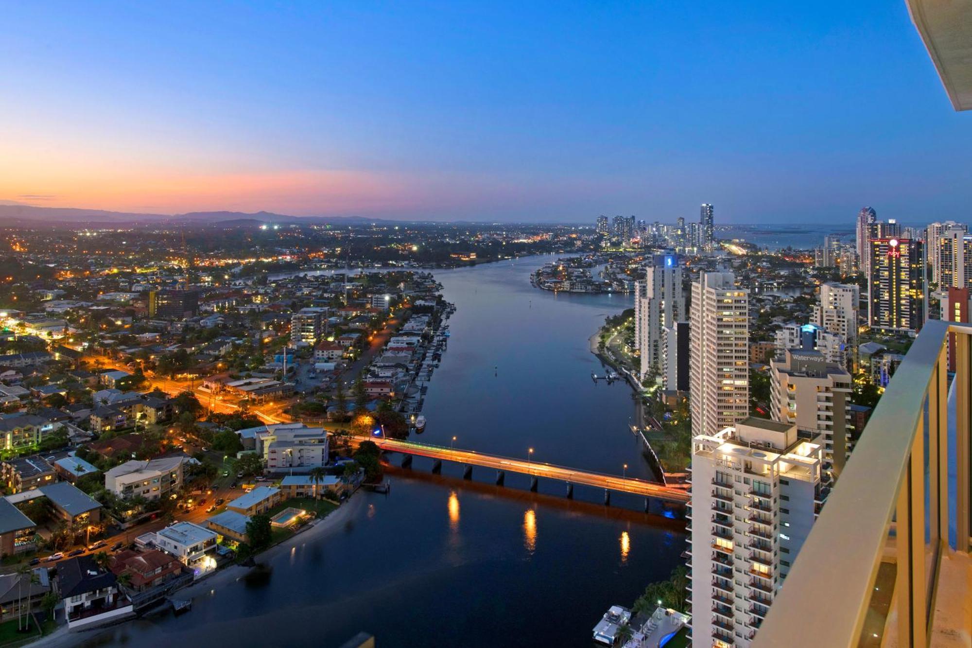 Self-contained At Circle On Cavill - Privately Managed - Wow Apartment