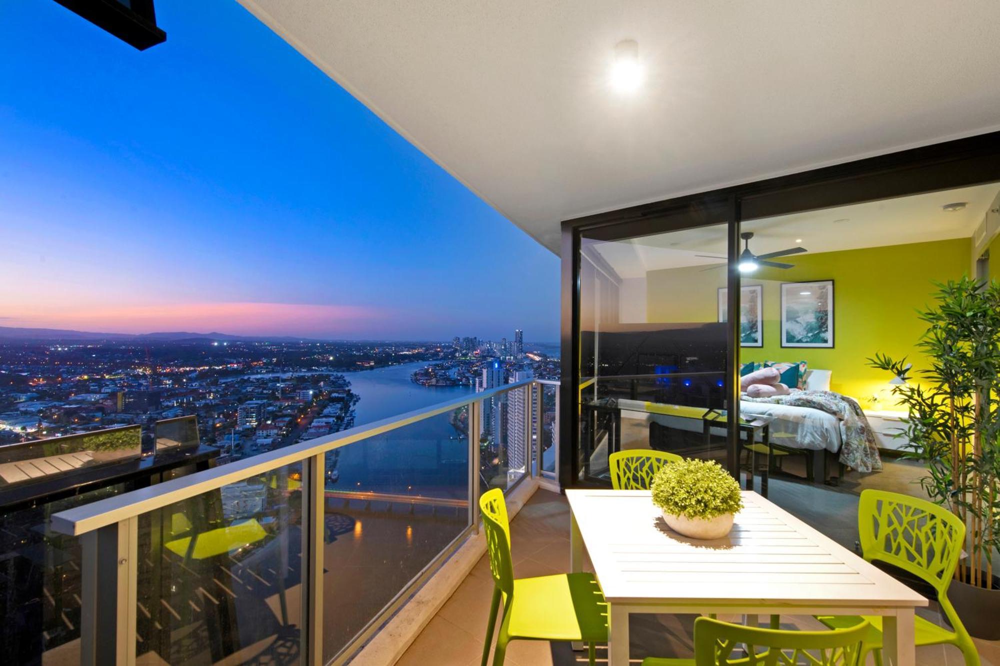 Apartment Self-contained At Circle On Cavill - Privately Managed - Wow