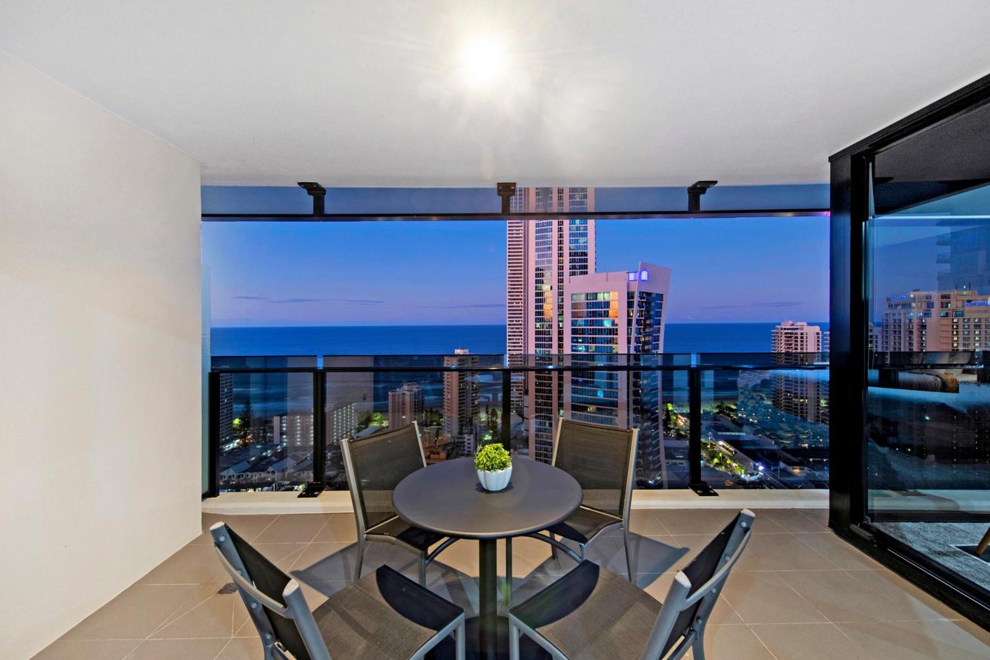 Self-contained At Circle On Cavill - Privately Managed - Wow