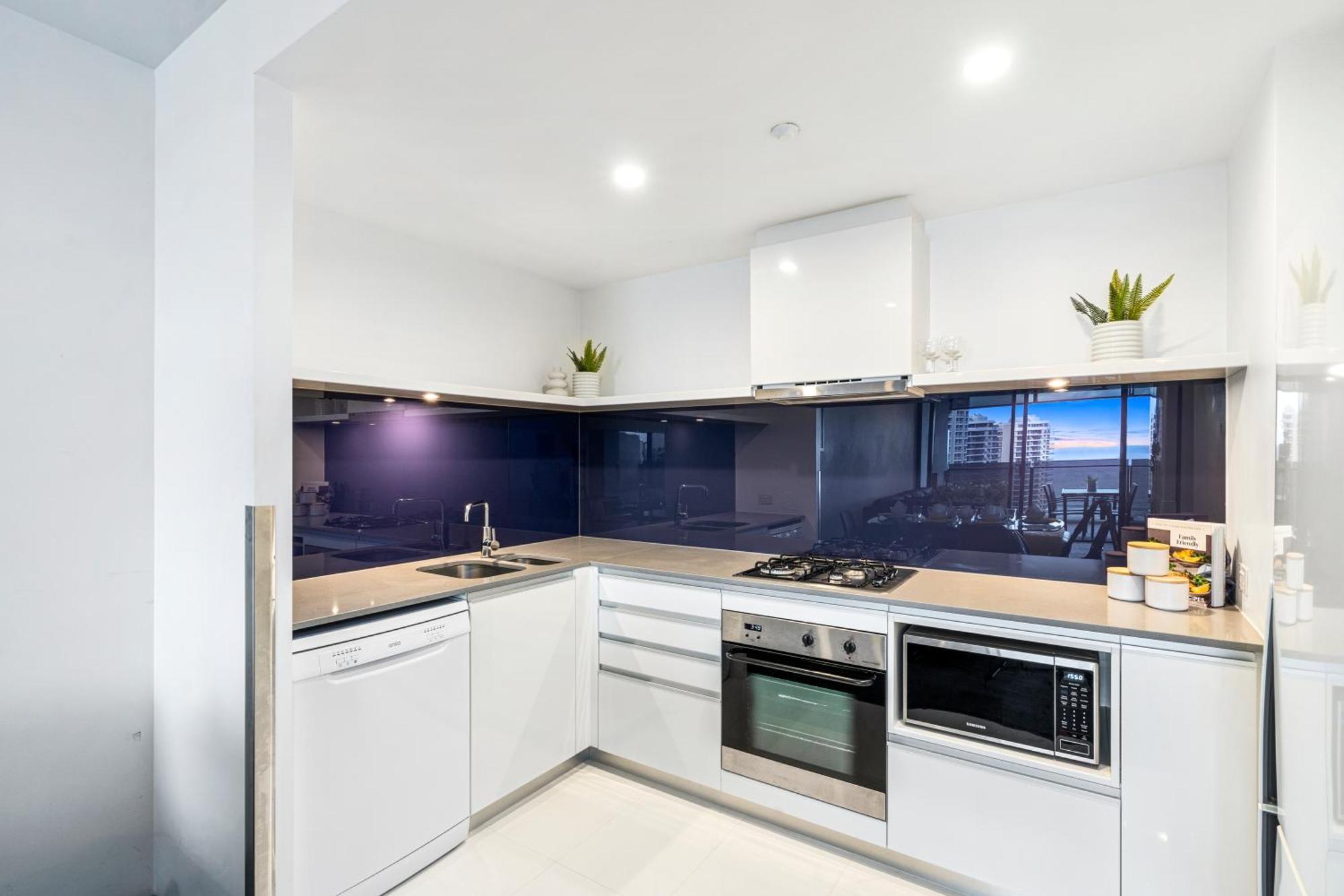 Self-contained At Circle On Cavill - Privately Managed - Wow Apartment *