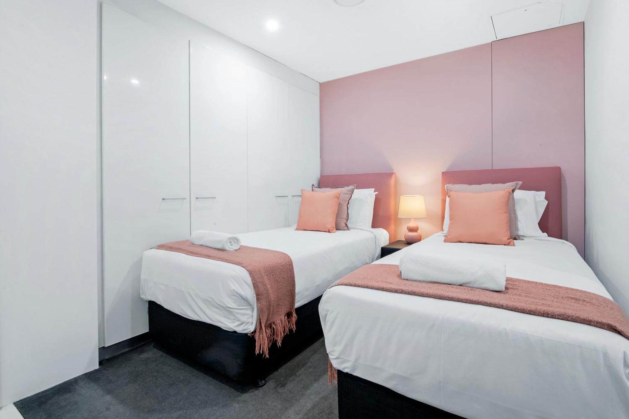 Apartment Self-contained At Circle On Cavill - Privately Managed - Wow *