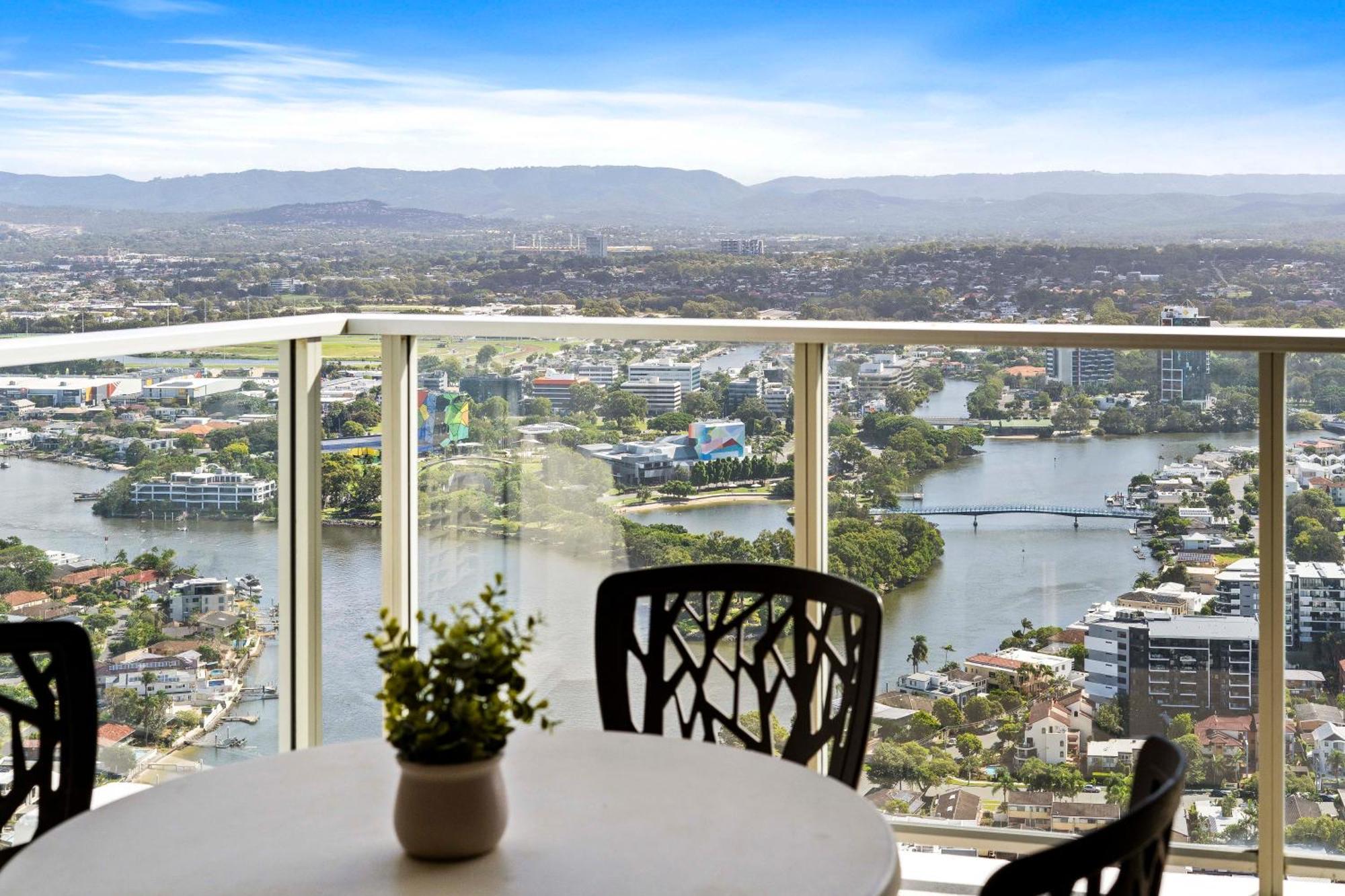 Self-contained At Circle On Cavill - Privately Managed - Wow Apartment