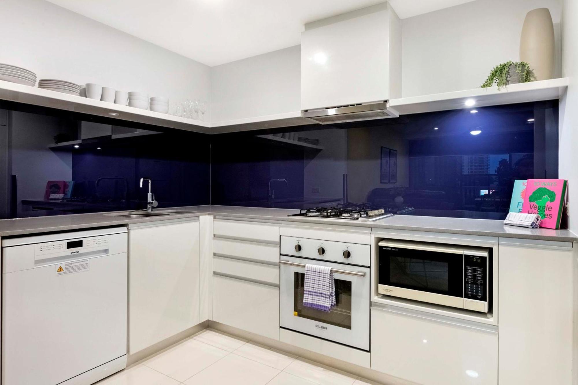 Self-contained At Circle On Cavill - Privately Managed - Wow