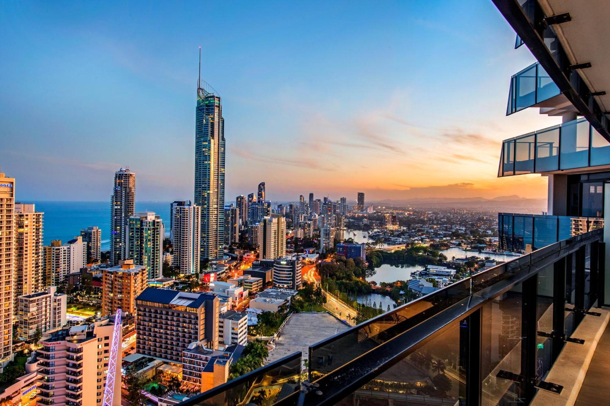 Self-contained At Circle On Cavill - Privately Managed - Wow Apartment