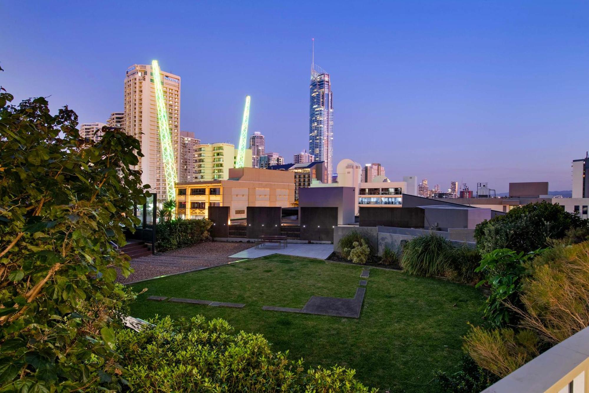 Self-contained At Circle On Cavill - Privately Managed - Wow Apartment