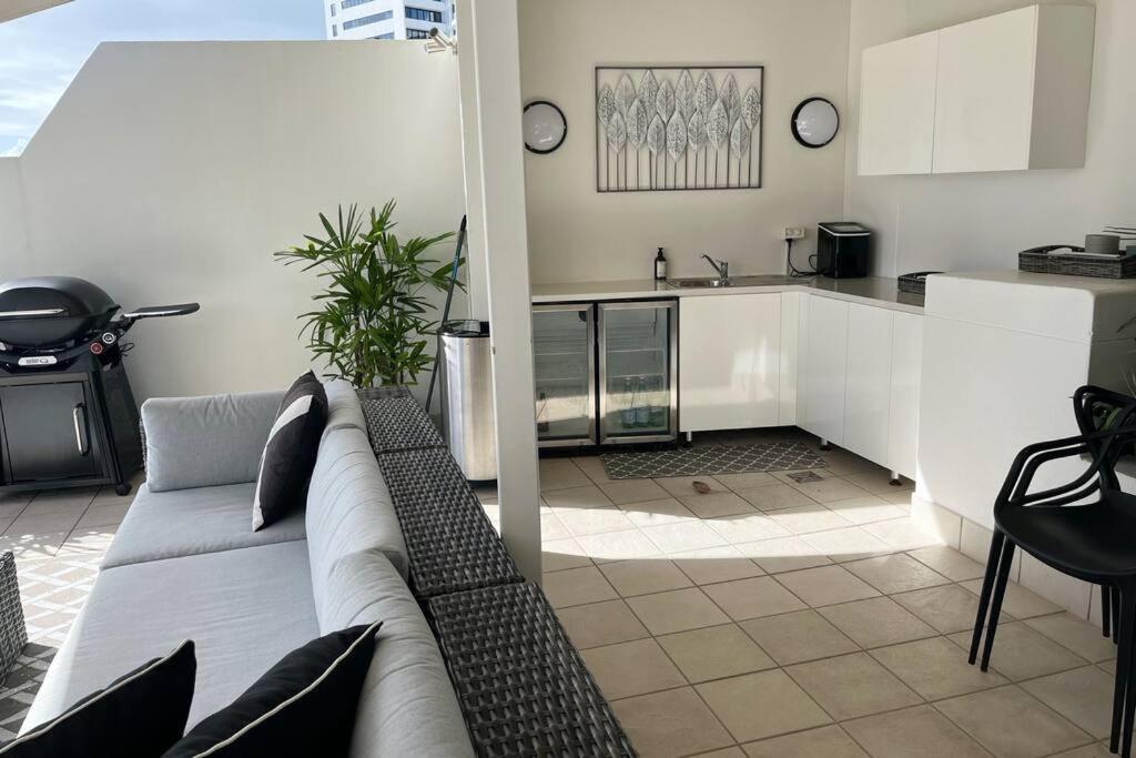 Private Sky Terrace Classic Penthouse 2 Car Parks Gold Coast