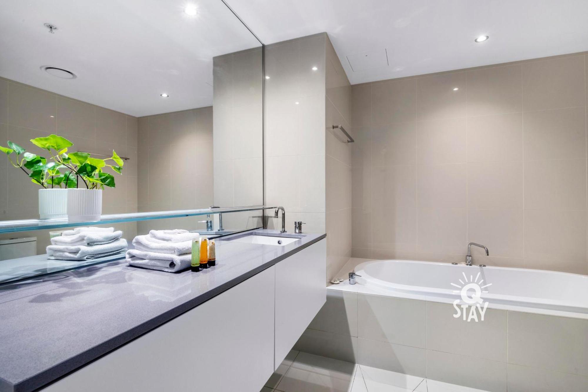 Circle On Cavill - 2 Bedroom Hinterland In The Heart Of Surfers Paradise Apartment