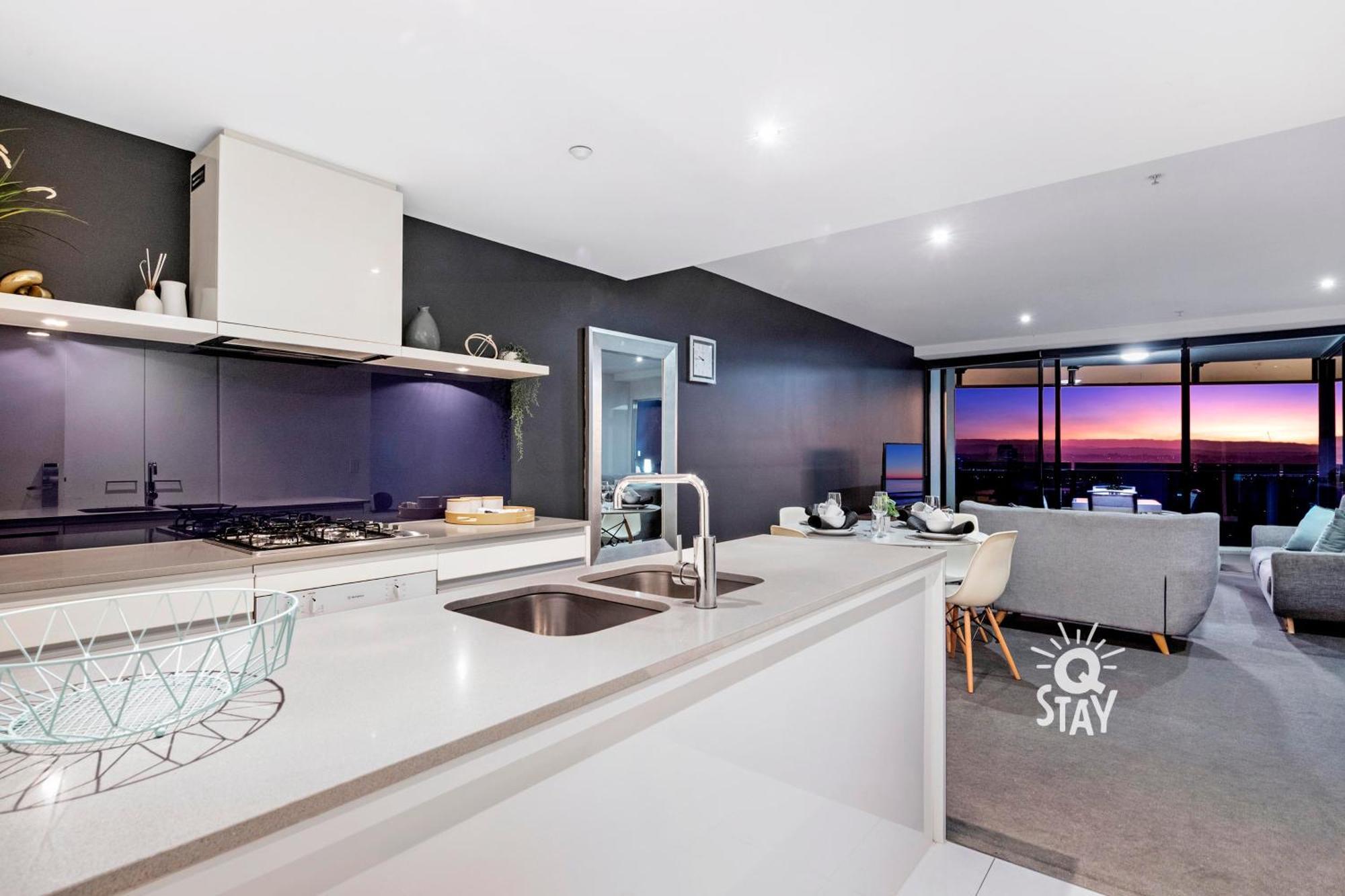 Circle On Cavill - 2 Bedroom Hinterland In The Heart Of Surfers Paradise *
