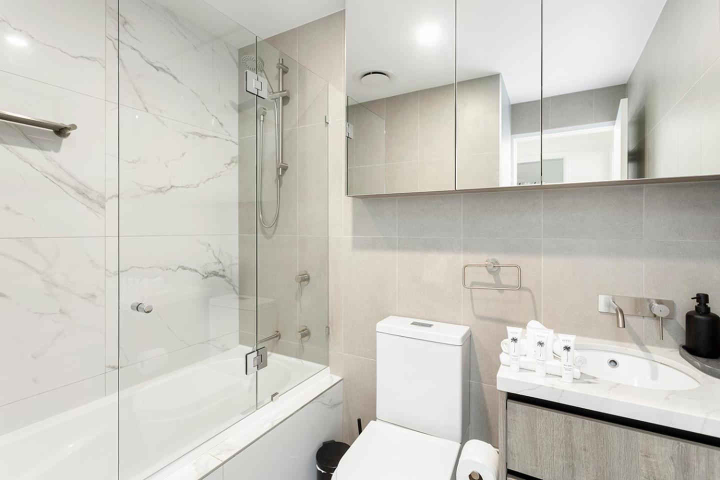 Apartment 5th Floor Beachside Ocean View With Wi-fi, Pool And Gym *