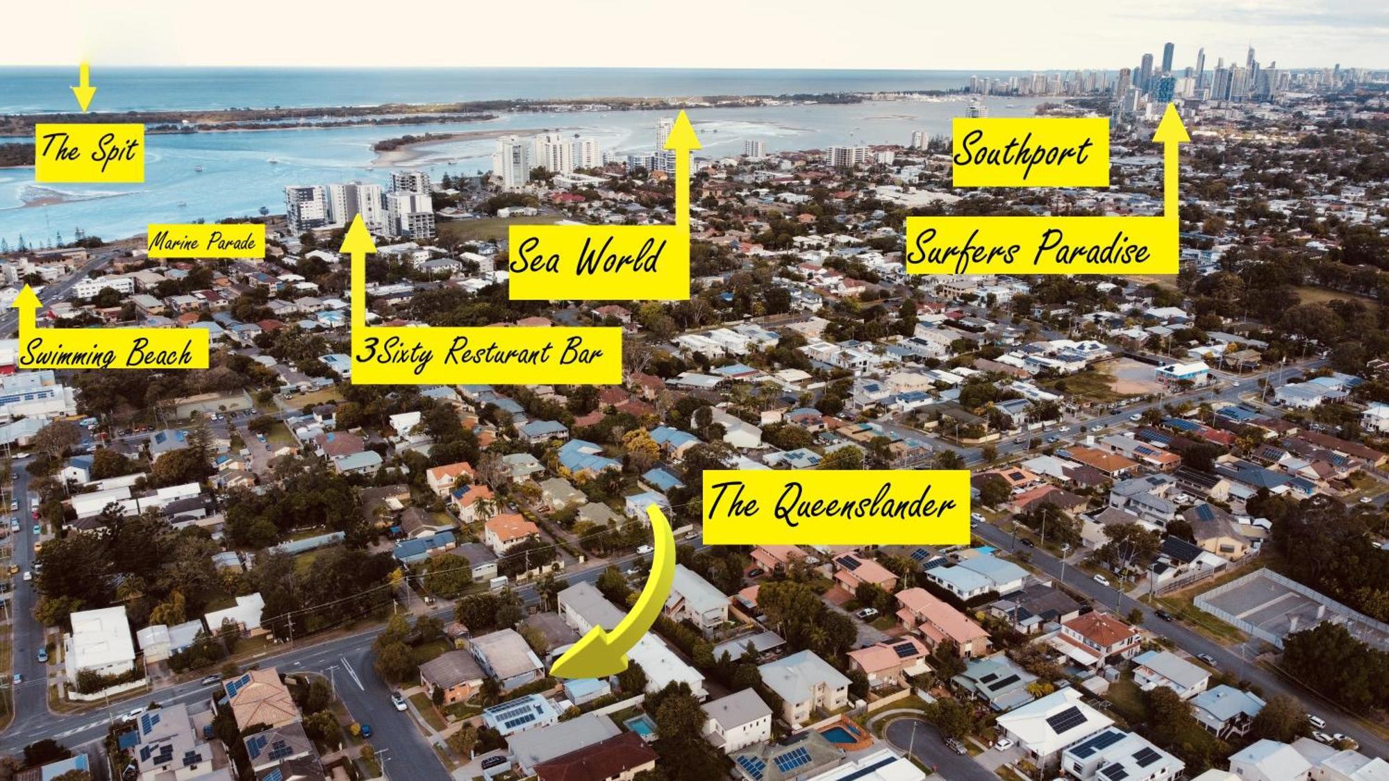 The Queenslander! Complete Entertainer - Huge - Stylish - Games - Full Level Pool - Smokehouse - Secure Parking - Yard #new! Holiday home Gold Coast