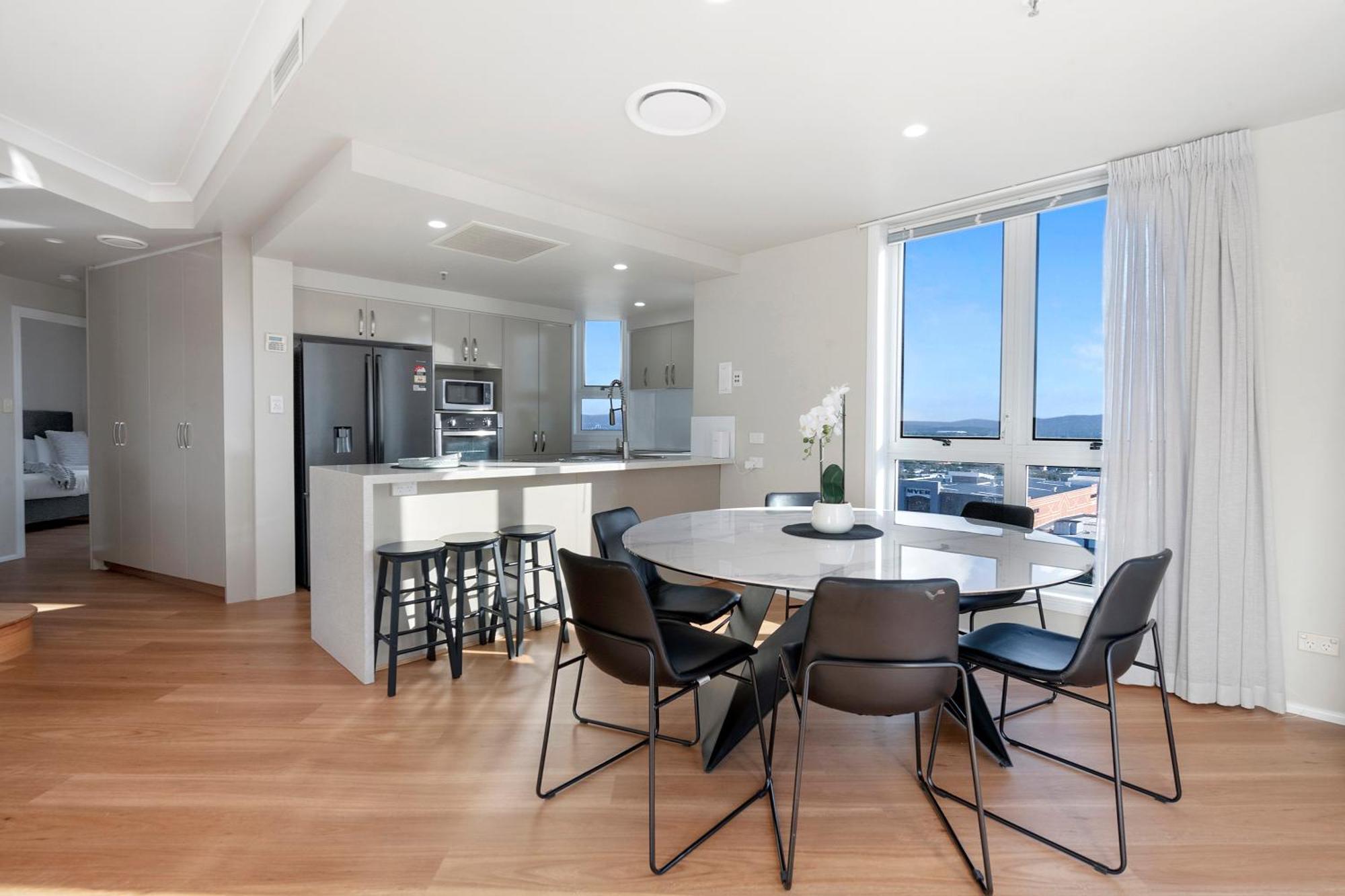 Self Contained & Privately Managed 4 Bedroom Penthouse - Broadbeach