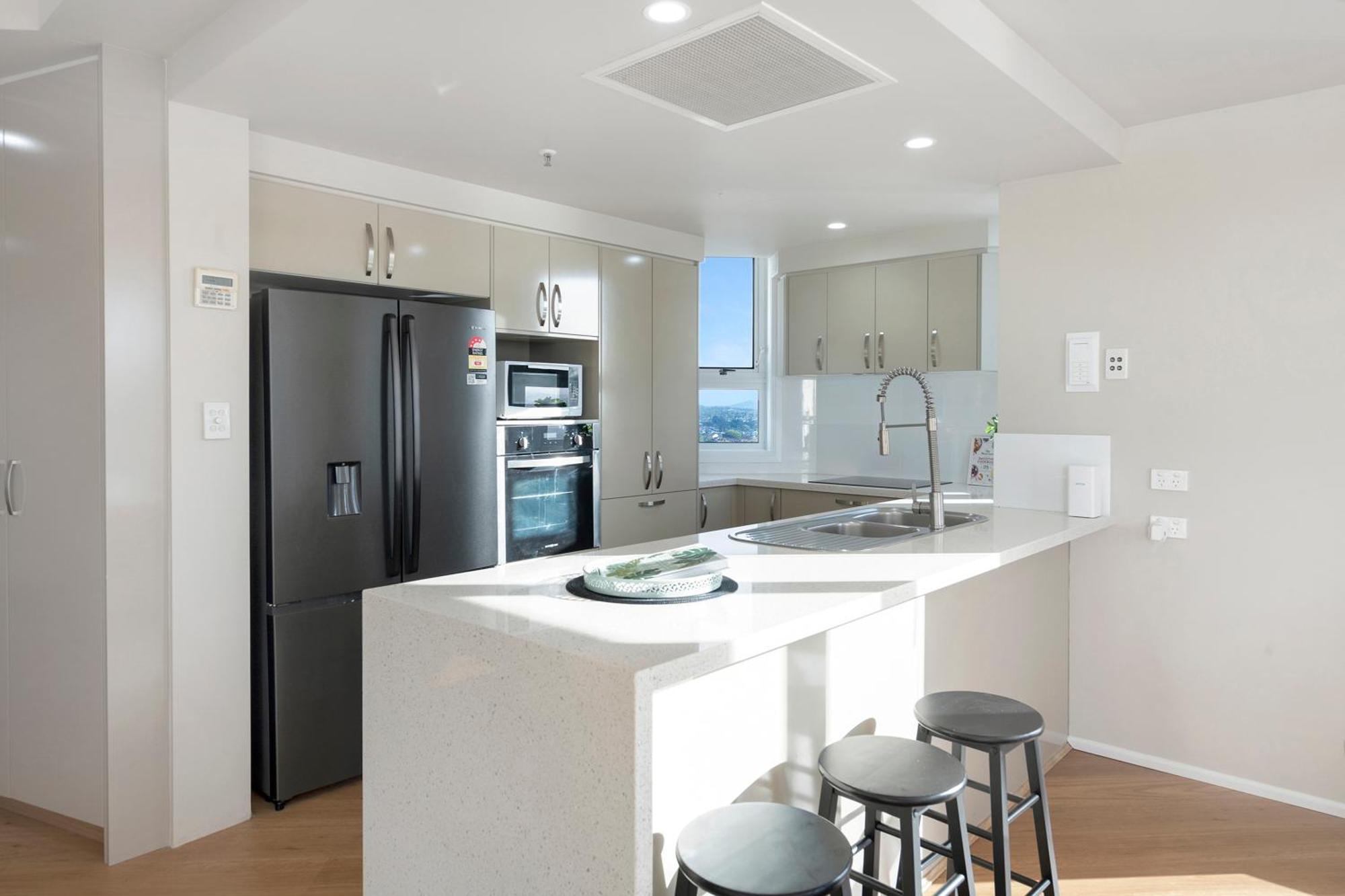 Self Contained & Privately Managed 4 Bedroom Penthouse - Broadbeach *