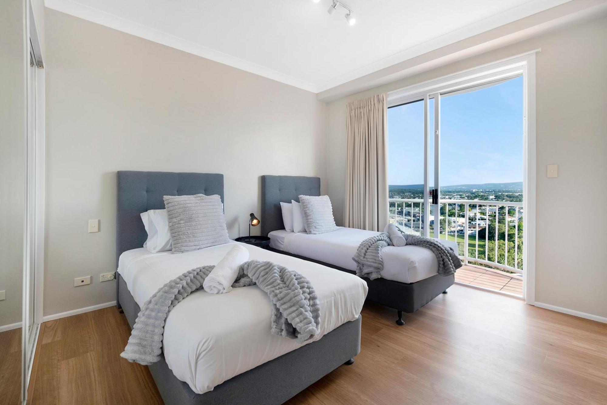 Apartment Self Contained & Privately Managed 4 Bedroom Penthouse - Broadbeach *