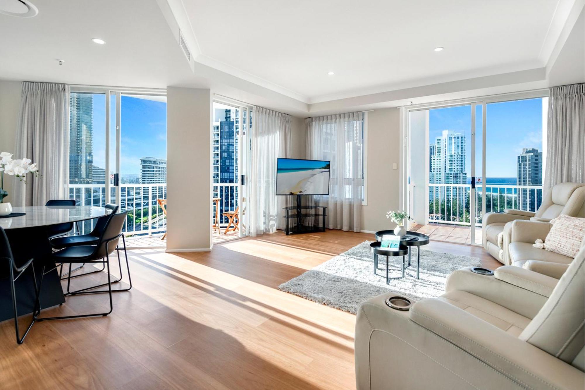 Self Contained & Privately Managed 4 Bedroom Penthouse - Broadbeach *
