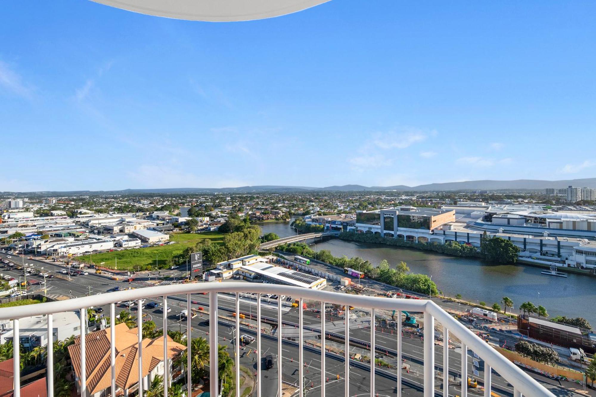 Self Contained & Privately Managed 4 Bedroom Penthouse - Broadbeach * Gold Coast