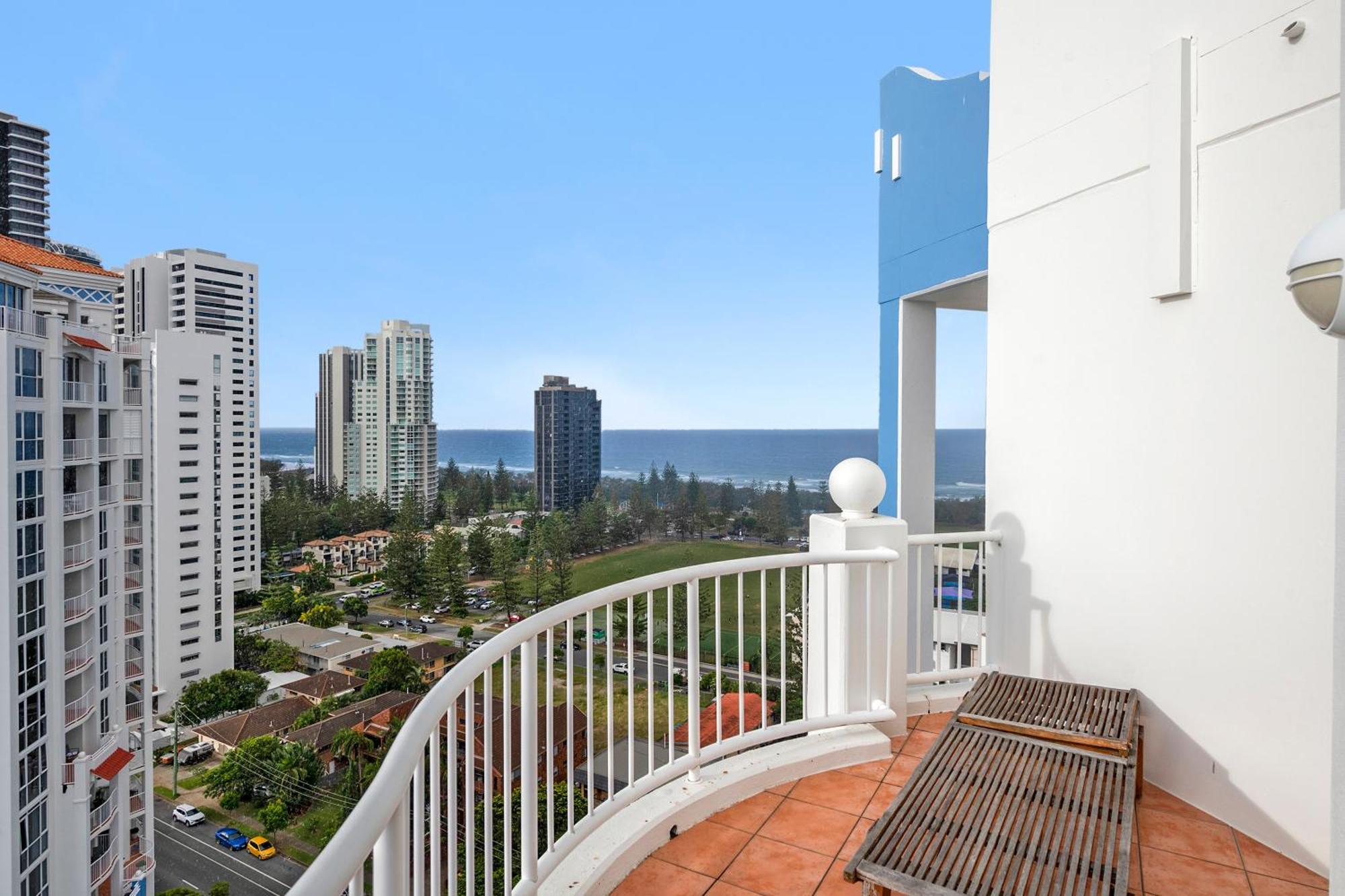 Self Contained & Privately Managed 4 Bedroom Penthouse - Broadbeach *