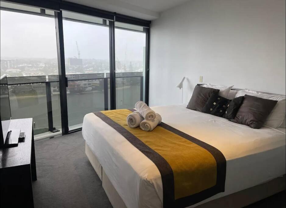 2 Bedroom Circle On Cavil Gold Coast