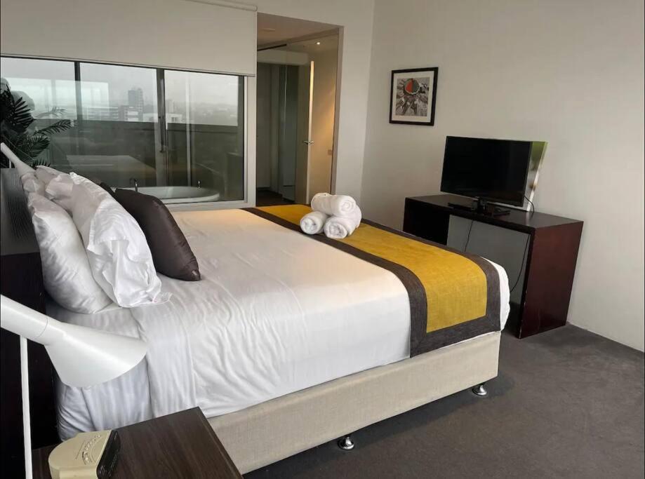 2 Bedroom Circle On Cavil * Gold Coast