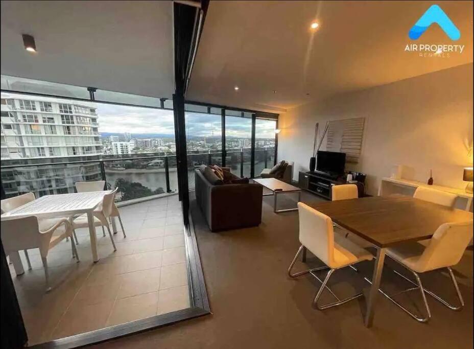 2 Bedroom Circle On Cavil * Gold Coast