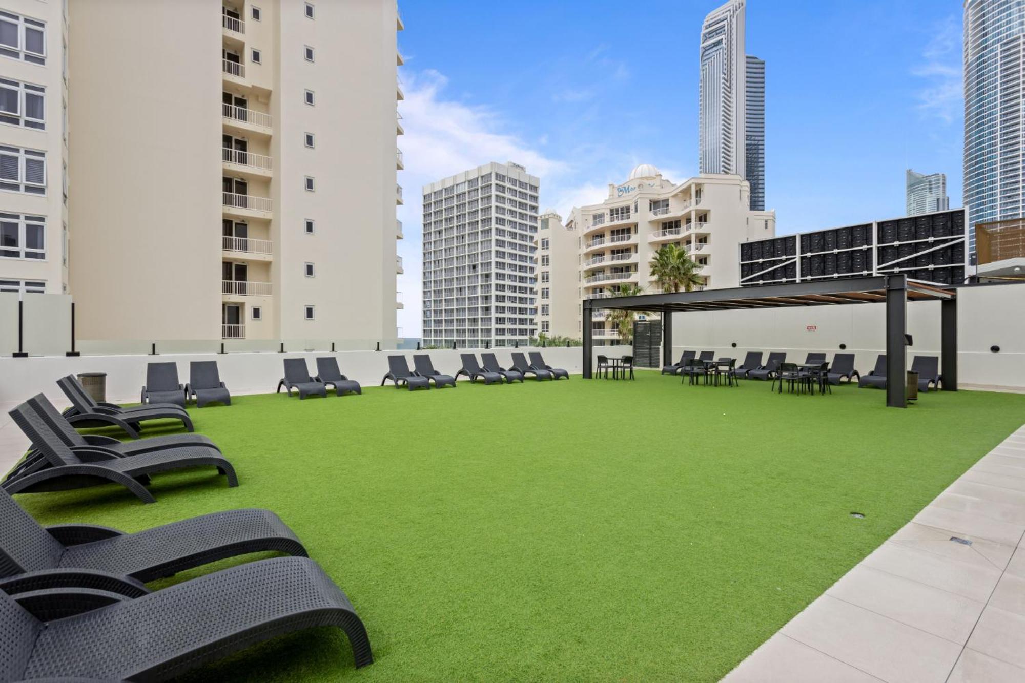 Cosy Studio With Ocean Views & Rooftop Jacuzzis Gold Coast