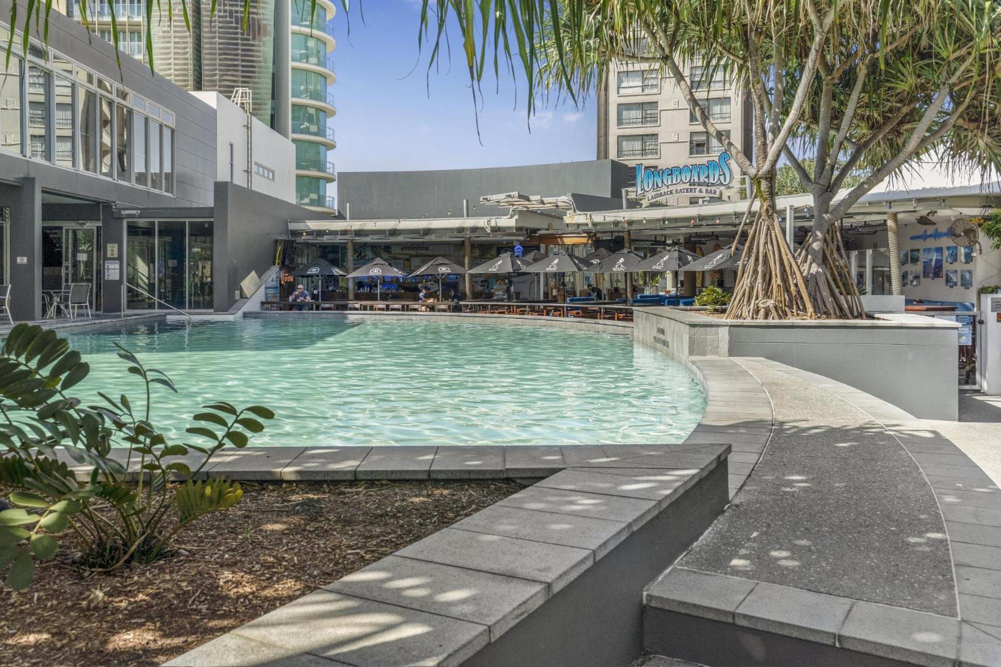 Sunny With Pool Games & Gym Apartment *