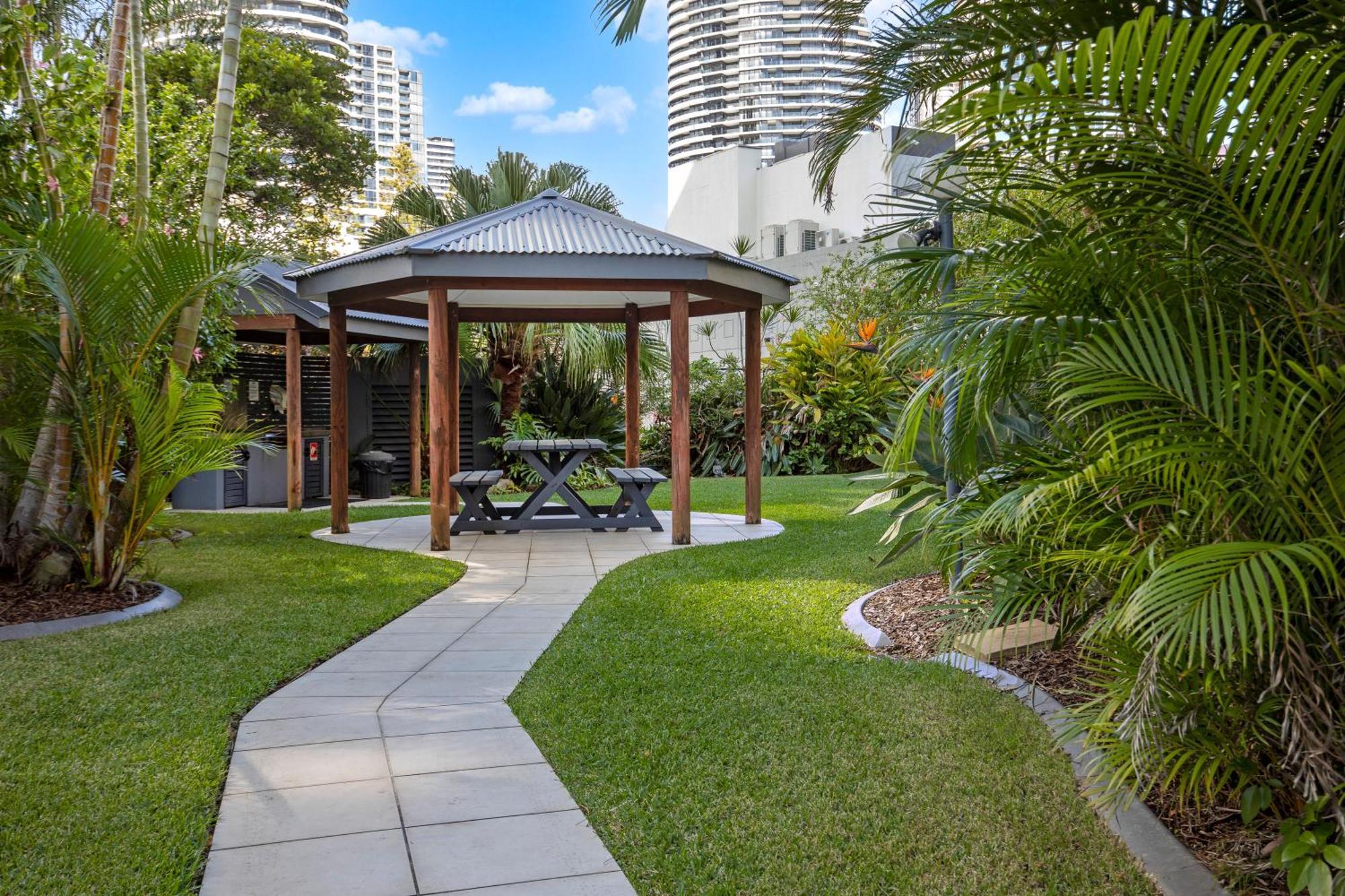 Pacific Broadbeach Aparthotel 4*
