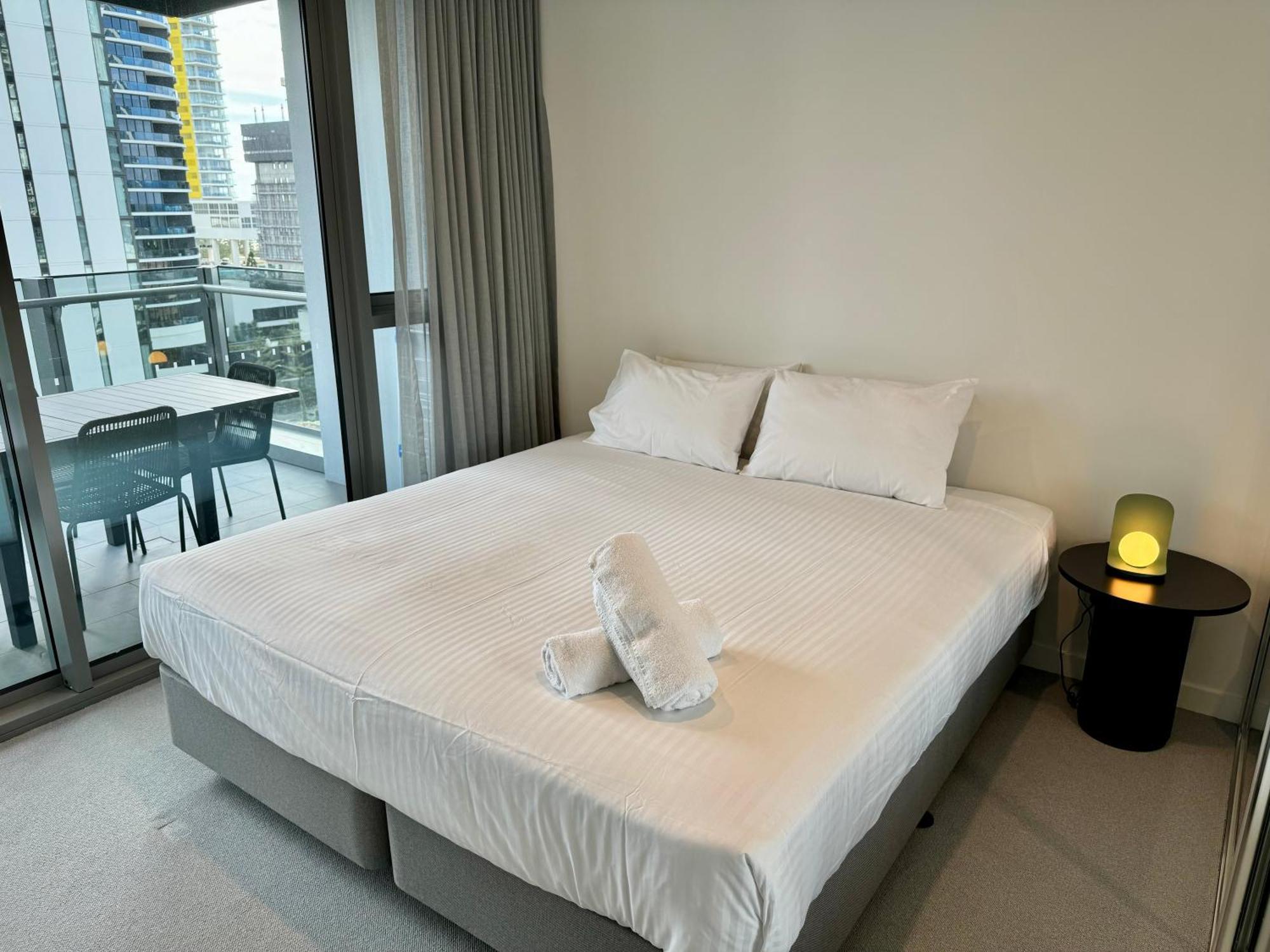 Signature Ocean Views 9th Floor 2 Bed 2 Bath Free Parking Apartment *
