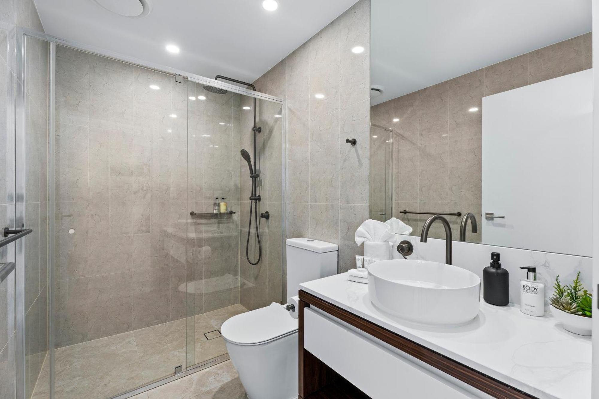 Modern 2 Bedroom Unit At The Gallery Residences In Broadbeach - Q