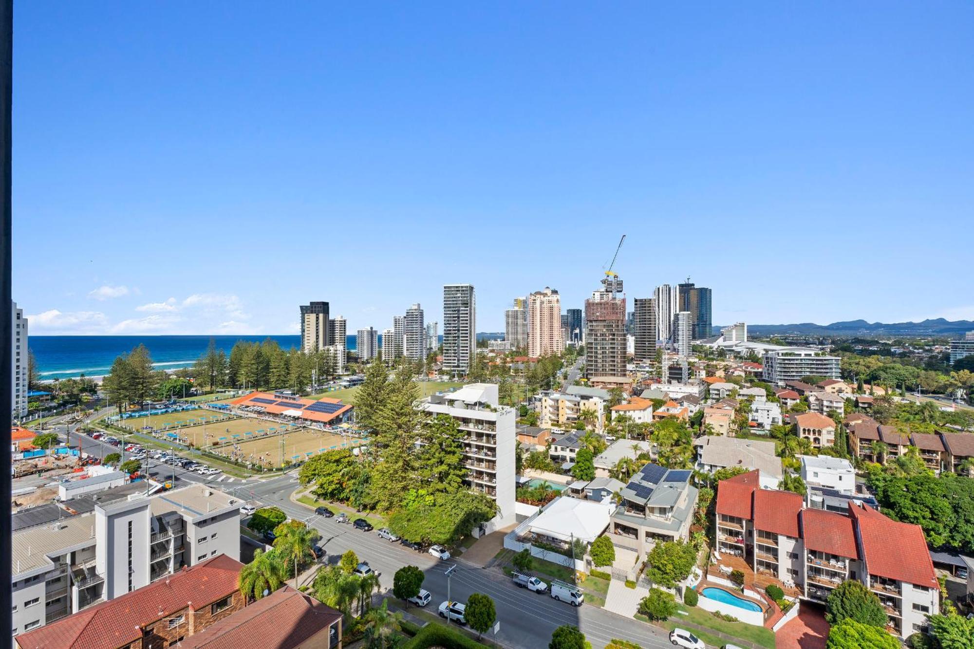 Modern 2 Bedroom Unit At The Gallery Residences In Broadbeach - Q *