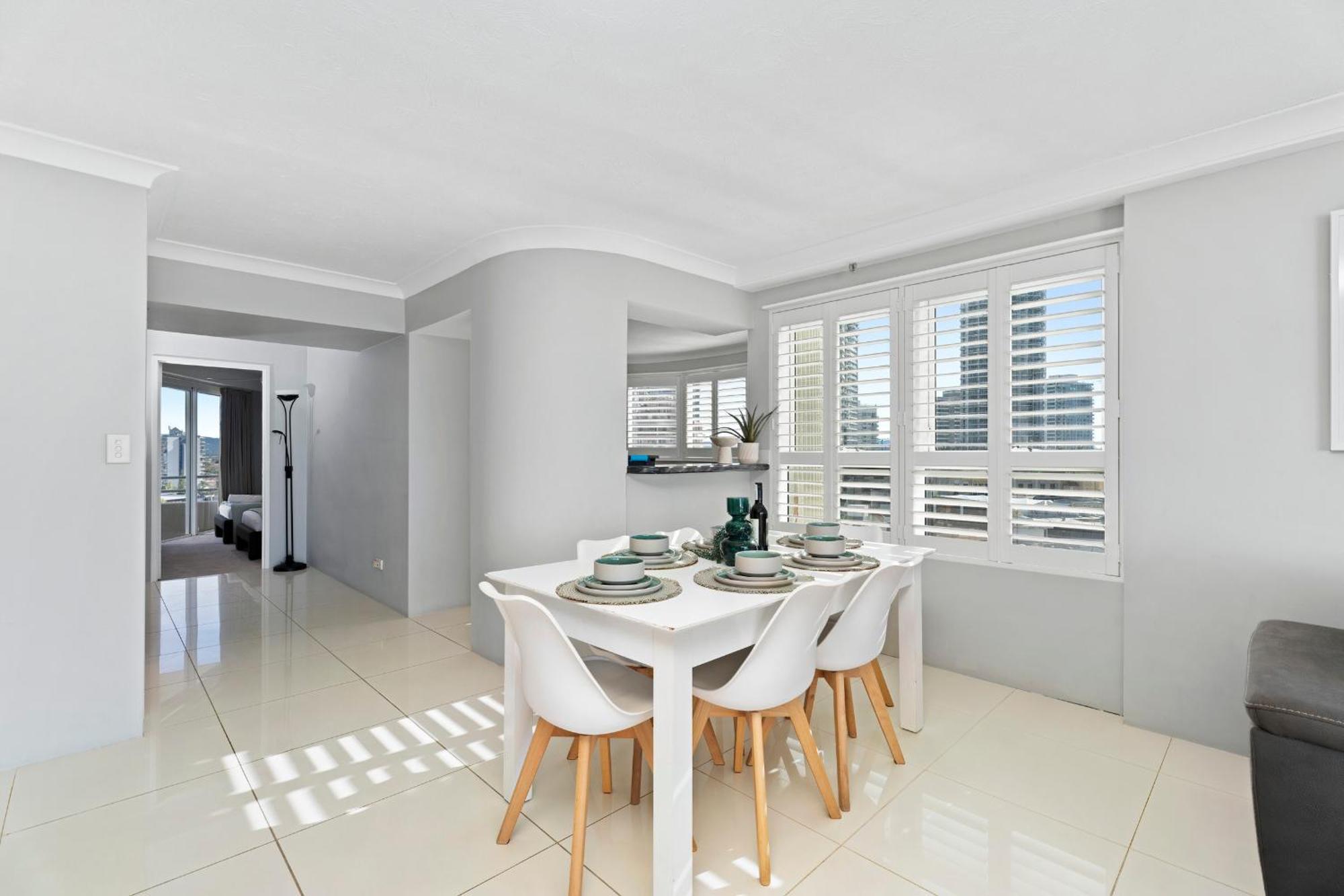 3 Bedroom Ocean View Unit At Zenith In Surfers Paradise - Q *