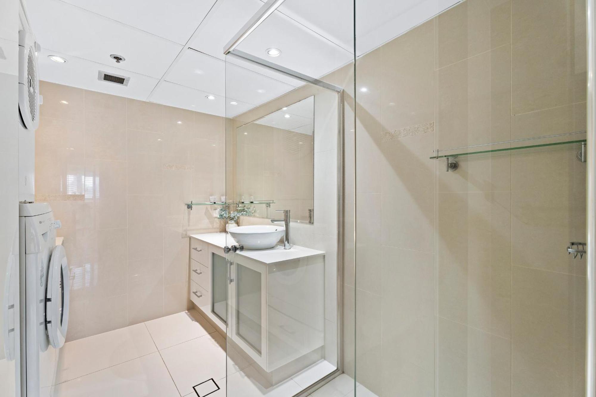 3 Bedroom Ocean View Unit At Zenith In Surfers Paradise - Q *