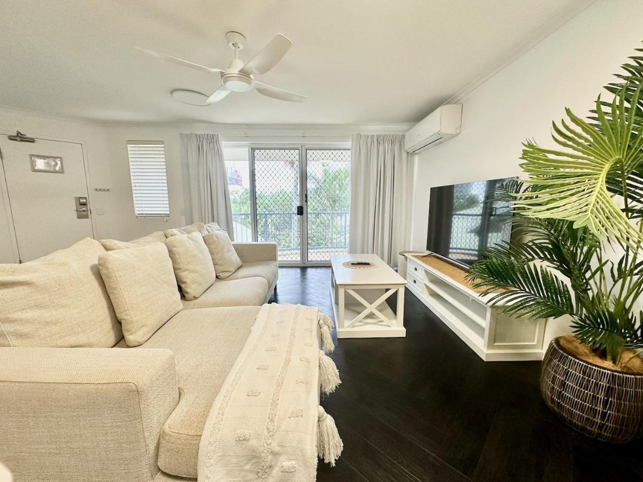 Super Modern Diamond Penthouse 33 Apartment Gold Coast