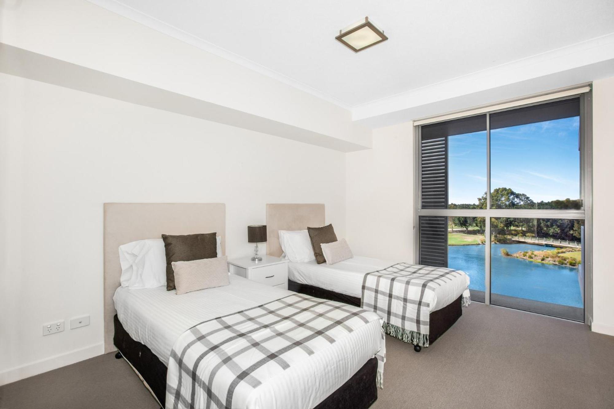 Apartment Lakeside Family Oasis With Pool, Gym And Balcony