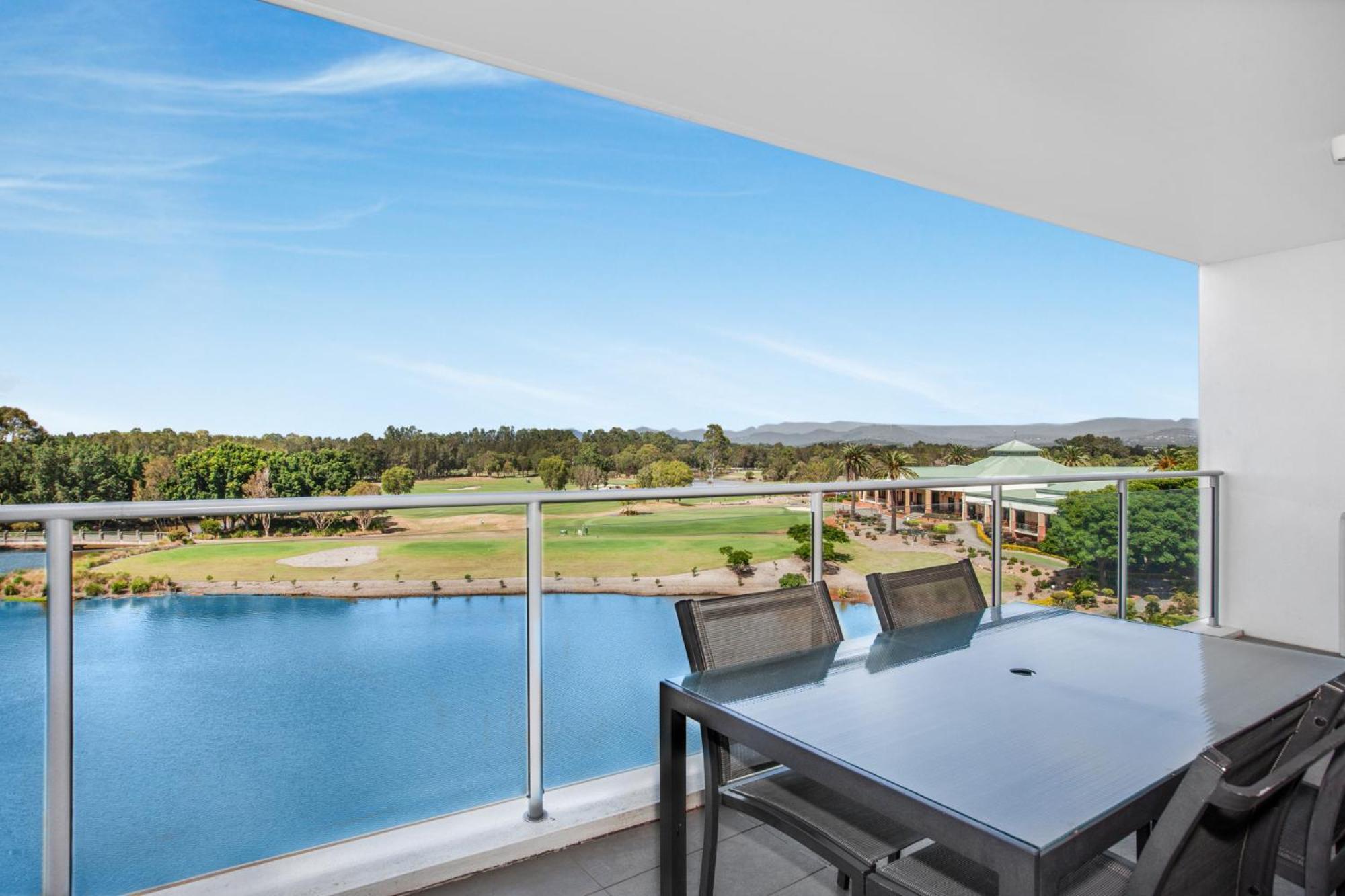 Lakeside Family Oasis With Pool, Gym And Balcony Apartment Gold Coast