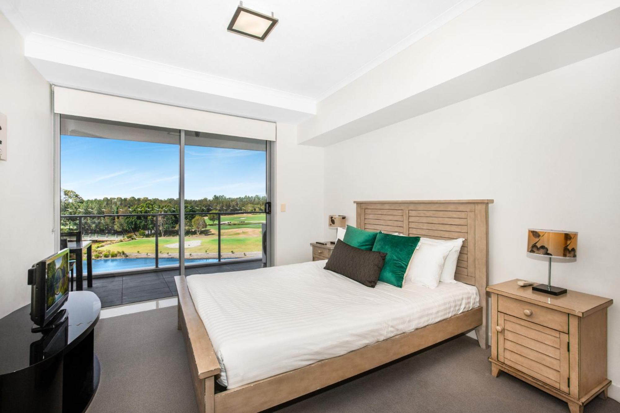 Apartment Lakeside Family Oasis With Pool, Gym And Balcony Gold Coast
