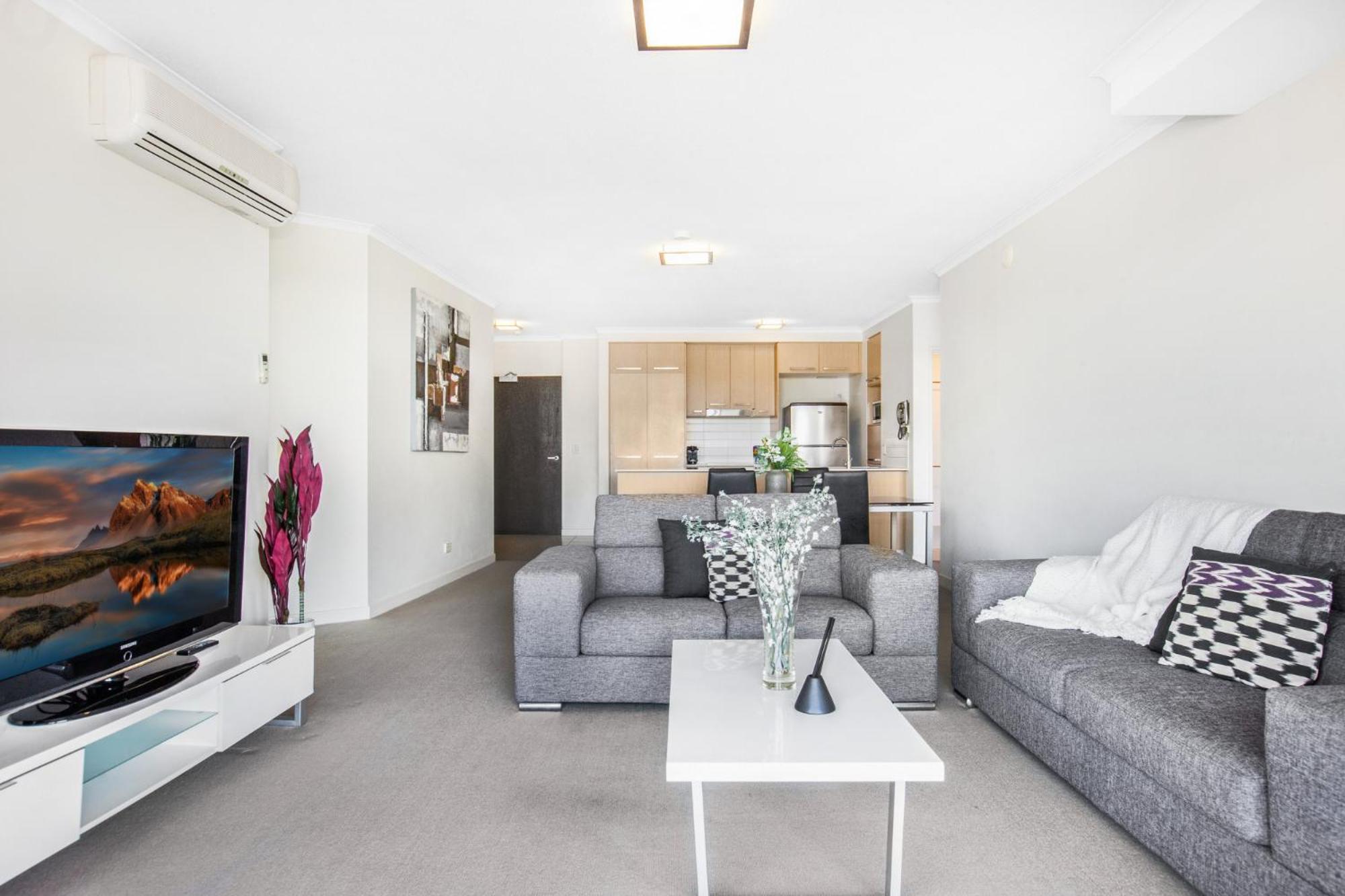 Lakeside Family Oasis With Pool, Gym And Balcony Apartment *