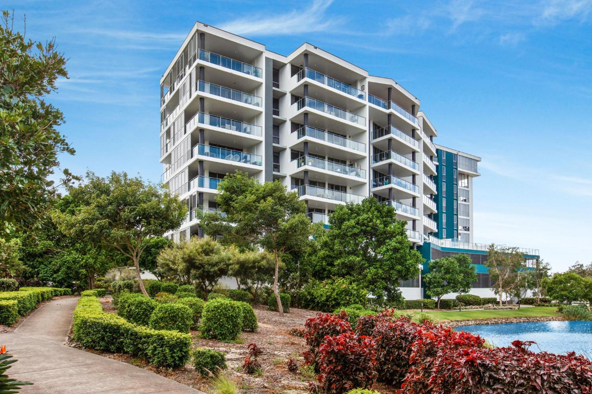 Lakeside Family Oasis With Pool, Gym And Balcony Apartment