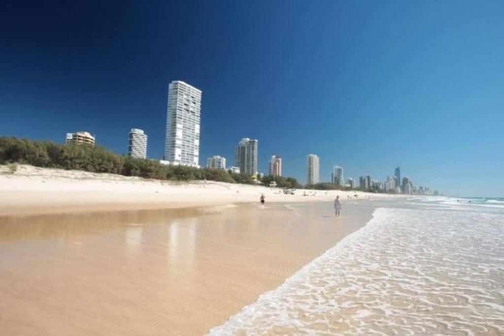 Broadbeach Mall Location, Victoria Square Apartment
