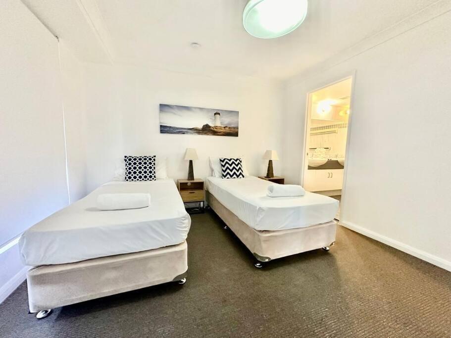Broadbeach Mall Location, Victoria Square Gold Coast