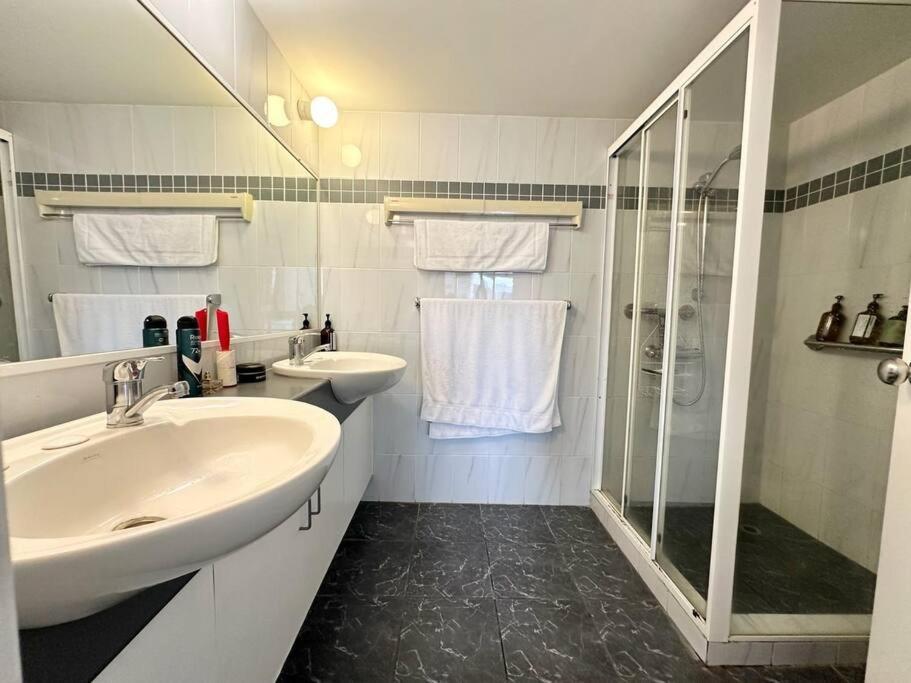 Apartment Broadbeach Mall Location, Victoria Square Gold Coast