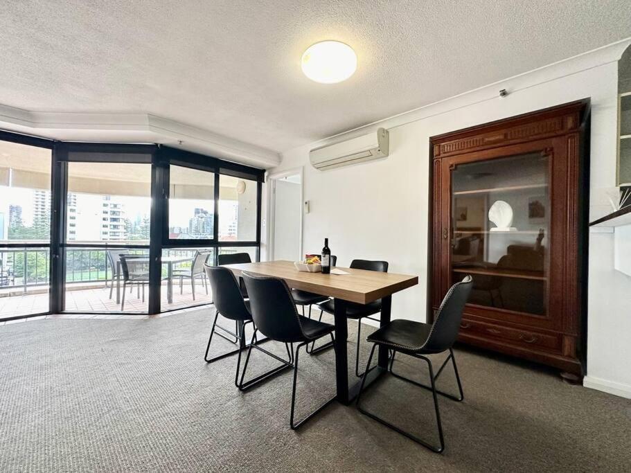 Broadbeach Mall Location, Victoria Square Apartment