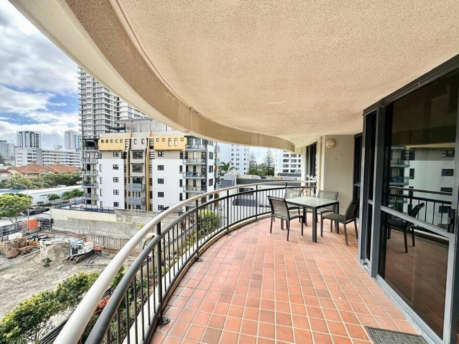 Broadbeach Mall Location, Victoria Square *