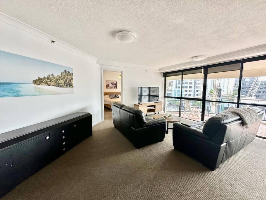 Broadbeach Mall Location, Victoria Square