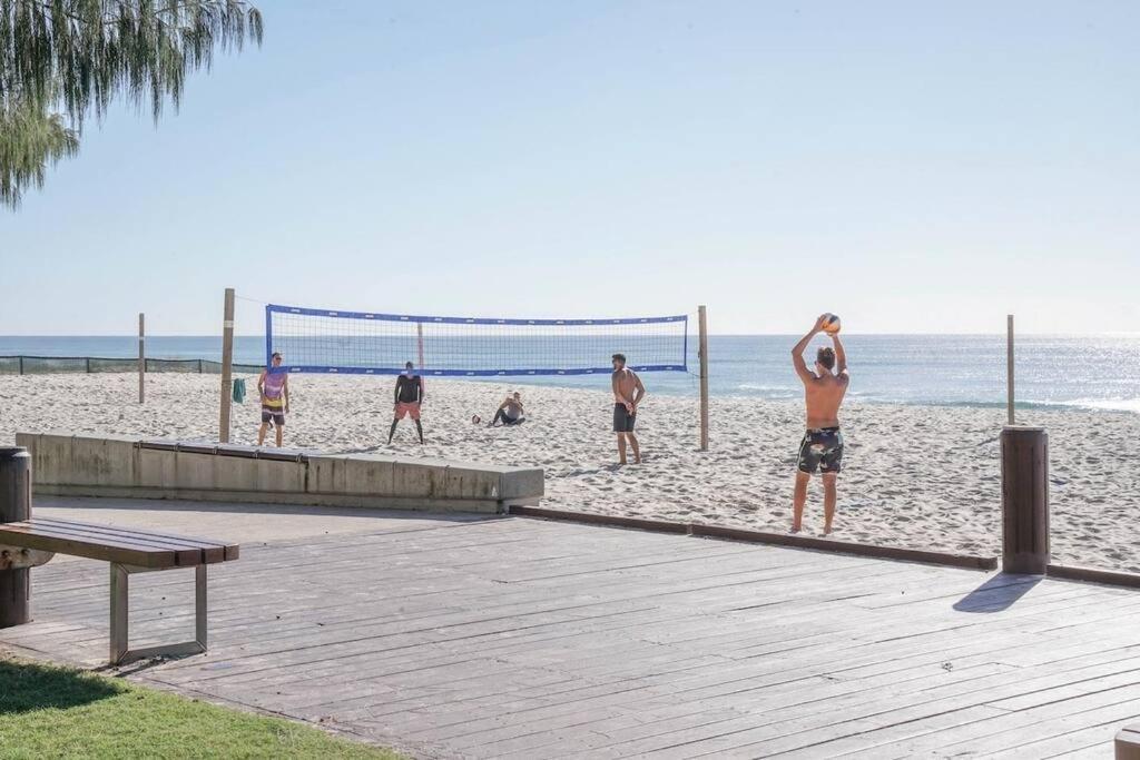 Broadbeach Mall Location, Victoria Square * Gold Coast
