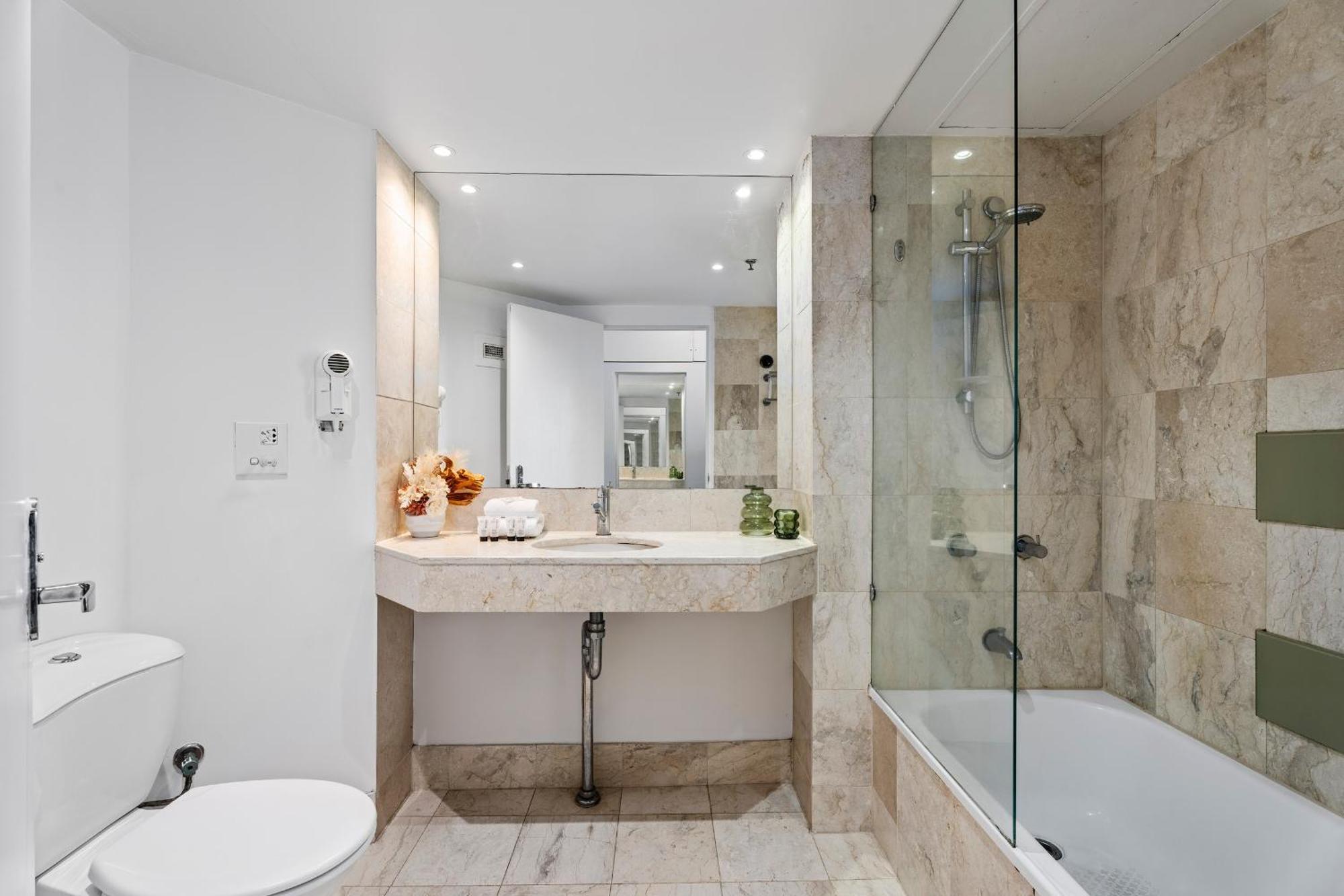 Modern Twin Units In Surfers Paradise - Q